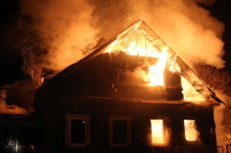 Два жилых дома сгорели в Соль-Илецке накануне